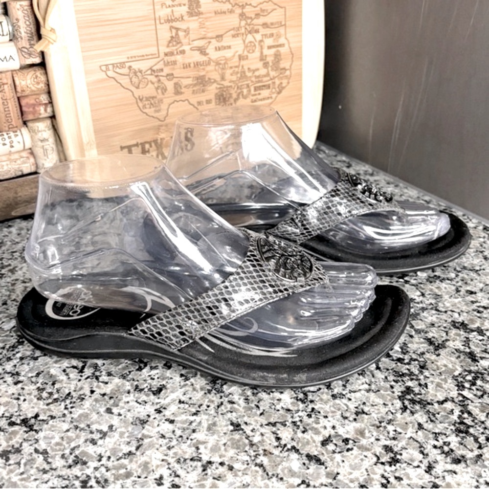 Abeo B.I.O.System Beauty Black Snakeskin Thong Sandals Size 7 Neutral